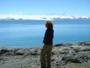 Я на фоне высокогорного соленого озера Намцо, Тибет